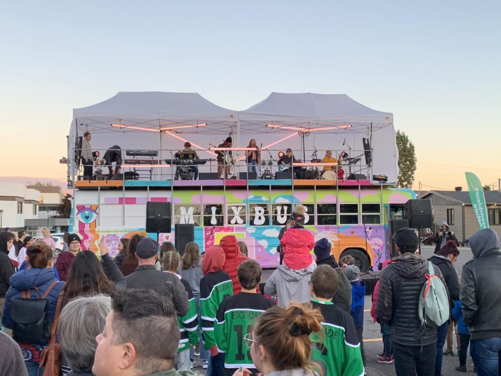 Spectacle extérieur lors d’une fête à Saint-Charles