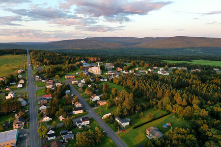 Vue aérienne de Saint-Charles-de-Bellechasse au coucher du soleil